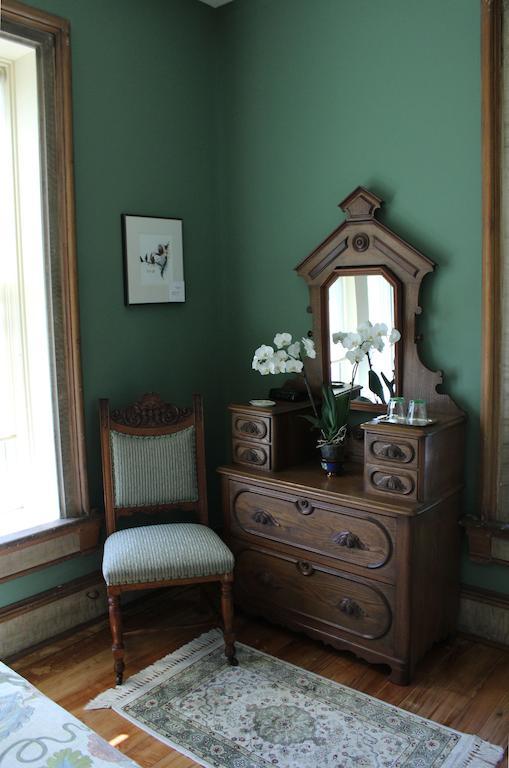 The Woodbridge House Hotel Kingsville Room photo